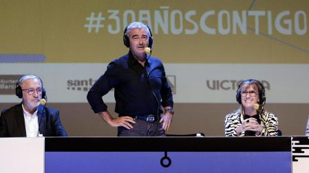 El programa 'La Ventana' de la Cadena SER ha recordado este viernes su 30 aniversario en una sesión especial con algunos de sus protagonistas, entre ellos su presentador actual, Carles Francino (c), y sus antecesores Xavier Sardà (i) y Gemma Nierga (d)