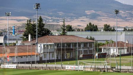 Vista general de las instalaciones del C.A. Osasuna en Tajonar, con el edificio de oficinas y vestuarios y los dos campos de hierba