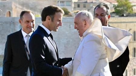 El Papa Francisco y el presidente francés, Emmanuel Macron, se saludan este sábado en Marsella