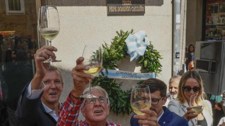 Brindis de despedida a Pepe Domingo Castaño este sábado en Padrón, en la plaza que lleva su nombre