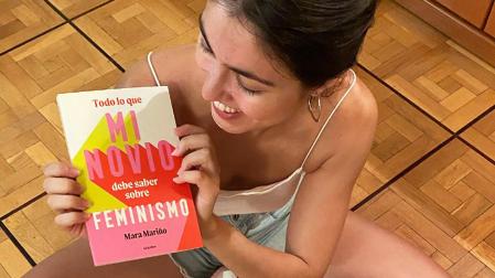 Mara Mariño junto a un libro suyo en una imagen de su Instagram
