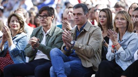 El presidente del Gobierno en funciones y secretario general del PSOE, Pedro Sánchez (2d), junto al líder socialista en Cataluña Salvador Illa (2i) y la ministra de Transportes en Funciones, Raquel Sánchez