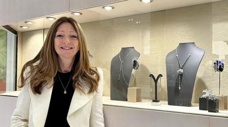 La bisnieta del fundador de la casa Fabergé, junto a las piezas inspiradas en la popular saga 'Juego de Tronos'