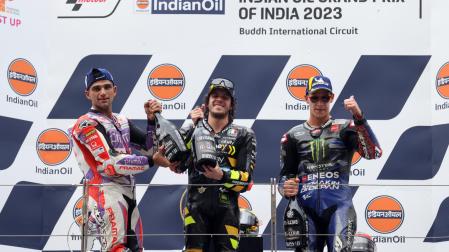 Marco Bezzecchi celebra su victoria rodeado por Jorge Martin, segundo, y Fabio Quartararo, tercero