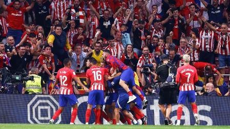 Alegría entre los jugadores y en la grada tras el 3-1 anotado por Álvaro Morata