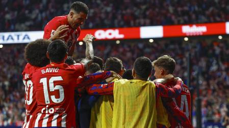 Los jugadores del Atlético de Madrid celebran uno de los tantos del encuentro