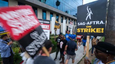El sindicato de guionistas y los estudios de Hollywood llegan a un "excepcional" acuerdo provisional que puede acabar con la huelga