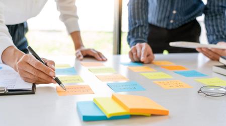 Una metodología ágil es una forma de desarrollo de proyectos caracterizada por un seguimiento continuo, flexible y periódico del trabajo