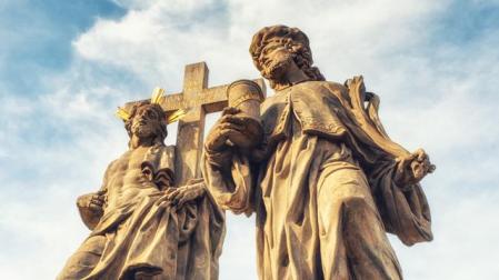El santoral del 26 de septiembre recuerda a San Cosme y San Damián. En la imagen, detalle de la estatua del Santo Salvador con San Cosme y San Damián en el puente de Carlos de Praga