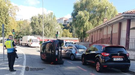El vehículo acabó volcado sobre la calzada