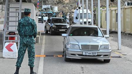 3.000 armenios étnicos han abandonado Nagorno-Karabaj a través del corredor Lachinsky, que conecta la región con Armenia, en Lachin, Azerbaiyán