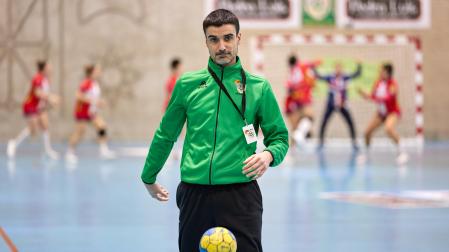 Miguel Etxeberria, en el Polideportivo Hermanos Induráin, antes de un encuentro de la Liga Guerreras Iberdrola