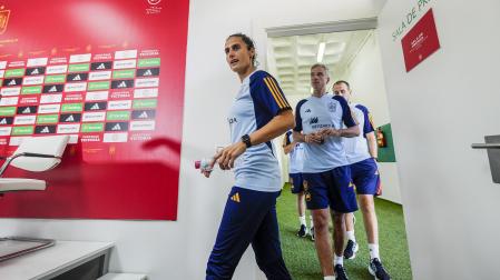 La seleccionadora Montse Tomé llega a la sala de prensa antes de la comparecencia previa al choque contra Suiza