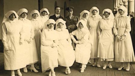 Un ámbito tradicionalmente femenino como el sanitario recibió el reconocimiento profesional en los títulos de enfermera, comadrona y médica. En la imagen Promoción de enfermeras en el Hospital Militar de Pamplona en 1921