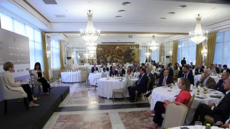Asistentes al desayuno empresarial con María Iraburu, rectora de la Universidad de Navarra