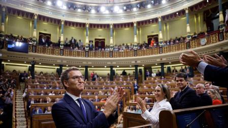 Alberto Núñez Feijoo, aplaudido por la bancada popular al final de su discurso de investidura