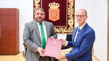 El presidente del Parlamento de Navarra, Unai Hualde, junto al fiscal superior de Navarra, Jaime Goyena