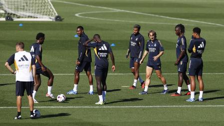 Los jugadores del Real Madrid durante el entrenamiento de este martes, 26 de septiembre