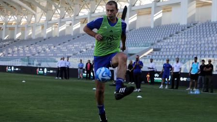 El presidente de la UEFA, Aleksander Ceferin, controla el balón en un encuentro organizado en el estadio de Limassol, Chipre, donde el organismo celebró el Comité Ejecutivo