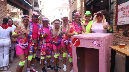 Los disfraces de Barbie no faltaron a la cita en el día del Baby Boom de las fiestas