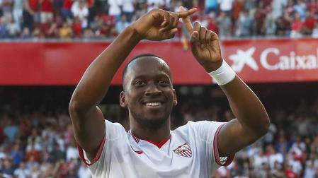 El belga Lukébakio dedica su tanto al Almería durante el encuentro