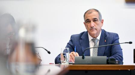 El consejero Óscar Chivite, durante su comparecencia en la comisión de Cohesión Territorial del Parlamento de Navarra