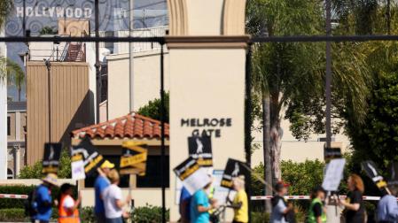 Una protesta del sindicato de guionistas en los exteriores de Paramount Studios