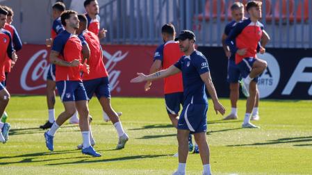 El entrenador del Atlético de Madrid, Diego Simeone dirige el entrenamiento