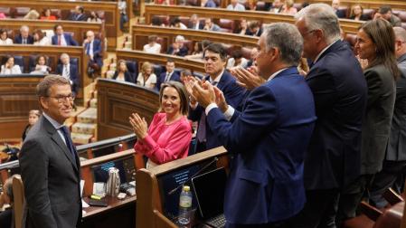 El líder del PP y candidato a la Presidencia del Gobierno, Alberto Núñez Feijóo (i), durante el pleno de investidura del líder del Partido Popular, en el Congreso de los Diputados