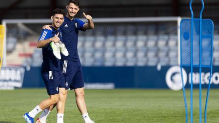 Kike Barja y Raúl García de Haro sonríen a la cámara durante el entrenamiento de este miércoles 27 de septiembre