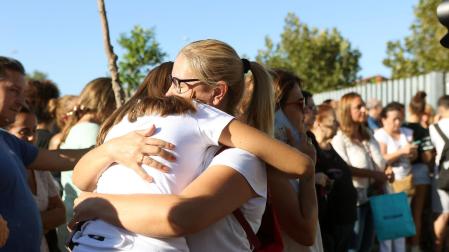 Dos mujeres se abrazan en el Instituto de Educación Secundaria (IES) Elena García Armada de Jerez de la Frontera, Cádiz, donde un menor ha herido a profesores y alumnos con un arma blanca