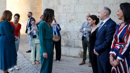 La ministra de Igualdad en funciones, Irene Montero (c) saluda a la presidenta de las Cortes de Aragón, Marta Fernández (3d)