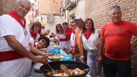 Integrantes de la peña La Calamidad degustan el calderillo con el que quedaron segundos en el concurso.