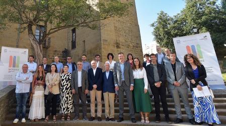 Participantes e invitados en el programa Motores de Navarra que se celebró en el Palacio de Mencos de Tafalla