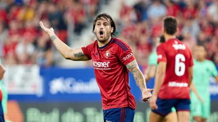 Juan Cruz protesta al linier durante el partido Osasuna-Atlético de Madrid