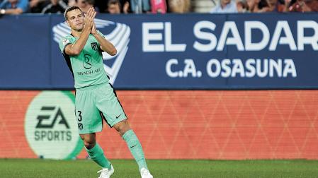 César Azpilicueta responde a la ovación de la grada con otro aplauso