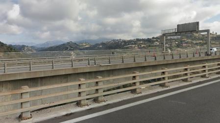 Puente sobre la autopista A-8 en Niza