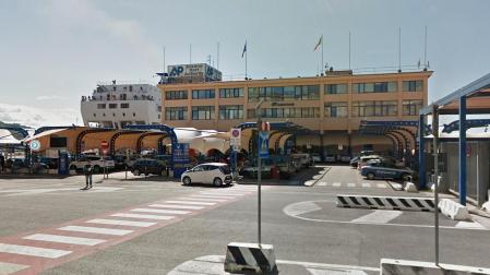 Aparcamiento del puerto de Ancona desde donde partió el ferry del que supuestamente habría salrado Adamo Guerra fingiendo su muerte