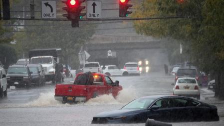 Un vehículo abandonado en la tormenta en el suburbi ode Mmaronech en el condado de Westchester, en Nueva York