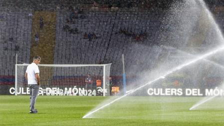 El técnico del Sevilla, José Luis Mendilibar, observa el riego del estadio Olím pico de Lluis Companys antes del choque contra el Barcelona