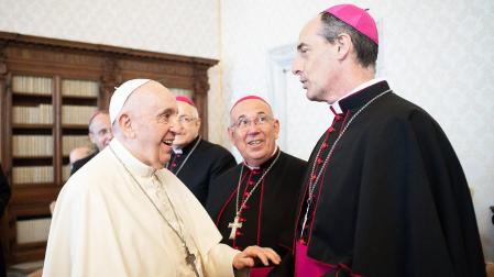 Francisco Javier Bustillo, que será nombrado hoy cardenal, saluda al Papa Francisco en una audiencia reciente