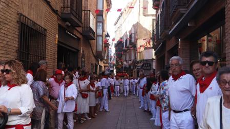 Numerosos vecinos escoltan a la imagen del patrón de Corella en su procesión por la ciudad