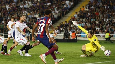 Momento en el que el despeje de Sergio Ramos tras cabezazo de Lamine Yamal se introduce en la meta del Sevilla