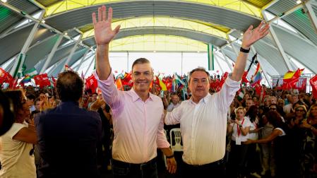 El presidente del Gobierno en funciones, Pedro Sánchez (i), junto a Juan Espadas (d), participa en un acto del PSOE en la Rinconada (Sevilla)