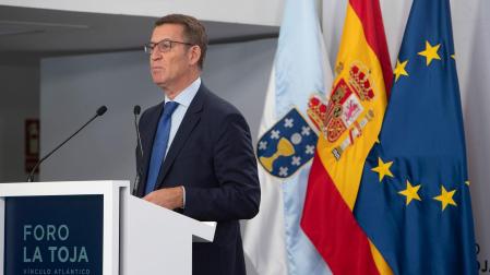 El presidente del PP, Alberto Núñez Feijóo, durante su intervención en el Foro de La Toja Vínculo Atlántico, que reúne a expertos en Energía, Política y Sector Bancario
