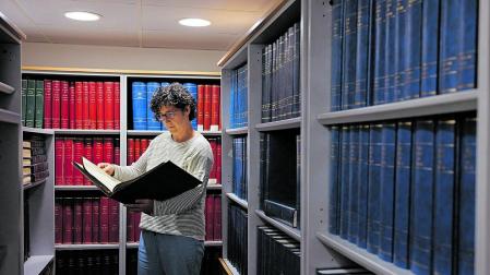 Amaya Arraiza Larrea, con un volumen del depósito de boletines