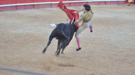 El novillero navarro Bruno Martínez recibe una cornada al entrara matar al novillo Alondro nº 6 de la ganadería de Emilio Galán Trilla en la novillada sin picadores celebrada en Sangüesa el 30 septiembre 2023.  Foto: Mariano Pascal
