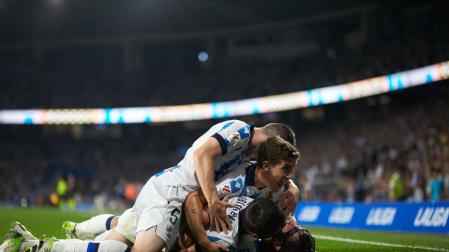 Robin Le Normand y Martin Zubimendi de la Real Sociedad celebran uno de los goles del partido ante el Athletic