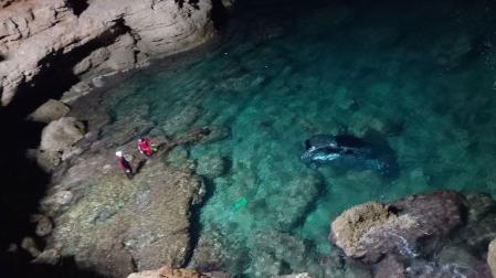 Imagen del vehículo tras caer del acantilado y hundirse en el mar