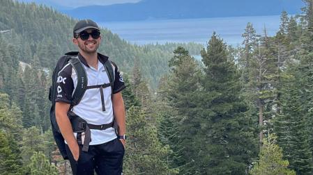 Aficionado al senderismo, Diego Jabat durante una ruta junto al lago Tahoe